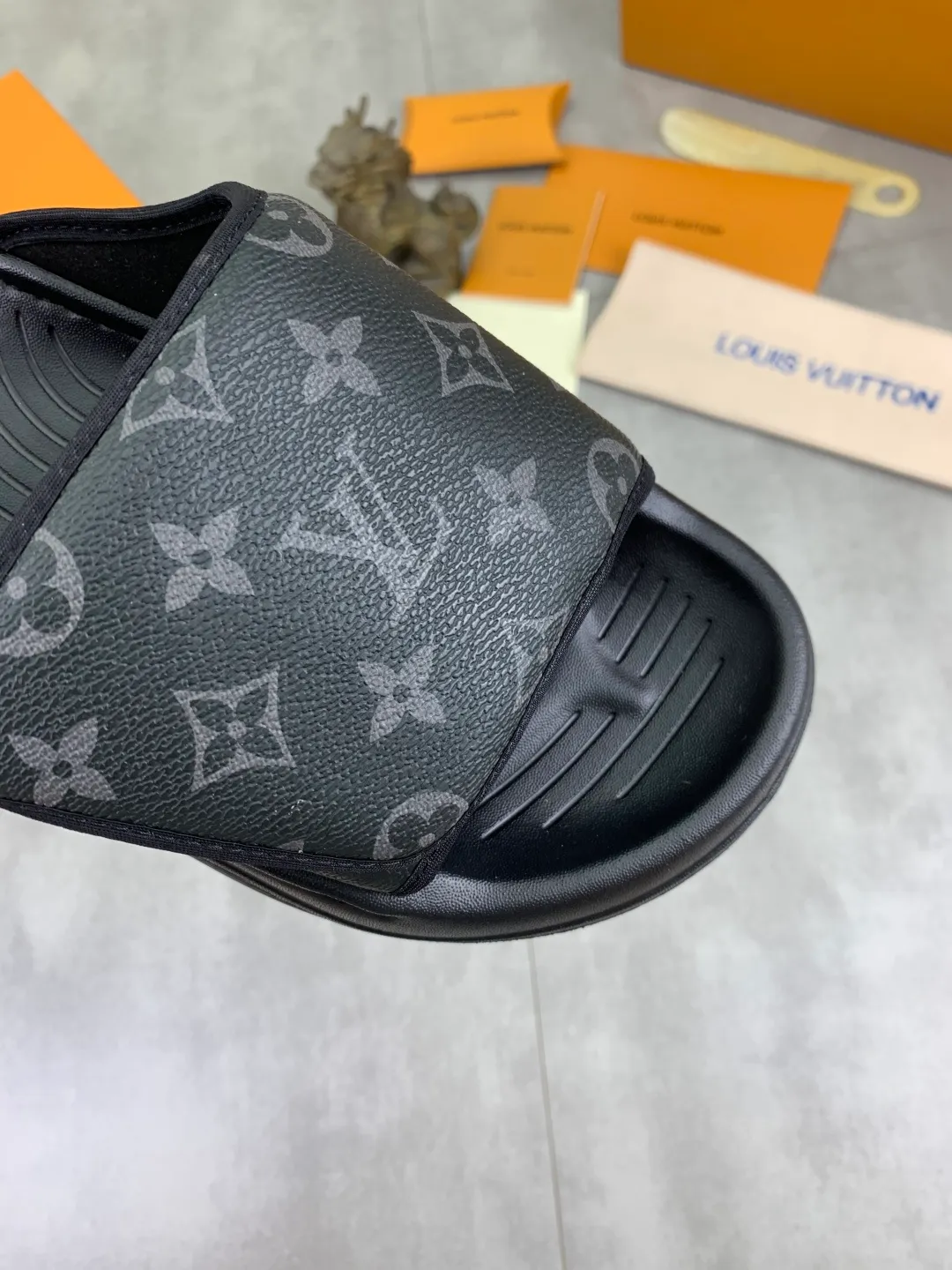 Men's shoes 💰P320💰【New style】🆘 Original quality 【LOUIS VUITTON】The popular Louis Vuitton LV men's slippers on the official website are on sale simultaneously! Original fabric imported from Italy. Original bottom provided by the original factory. Number of yards: 38-44 (customized to 45). Multiple colors to choose from. Fully packaged drawer box.